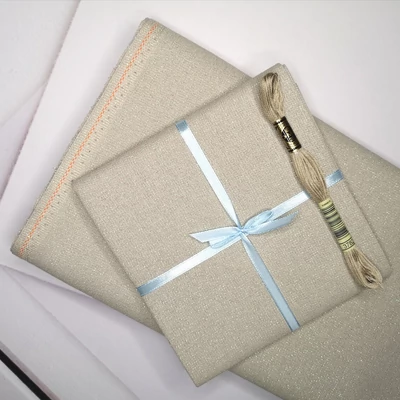 Zweigart Murano ezüstösen csillogó szállal szőtt hímzővászon 32 ct 140 cm széles